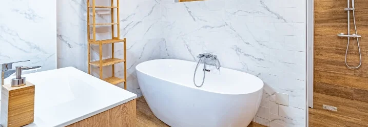 Modernes Badezimmer mit Badewanne und Dusche